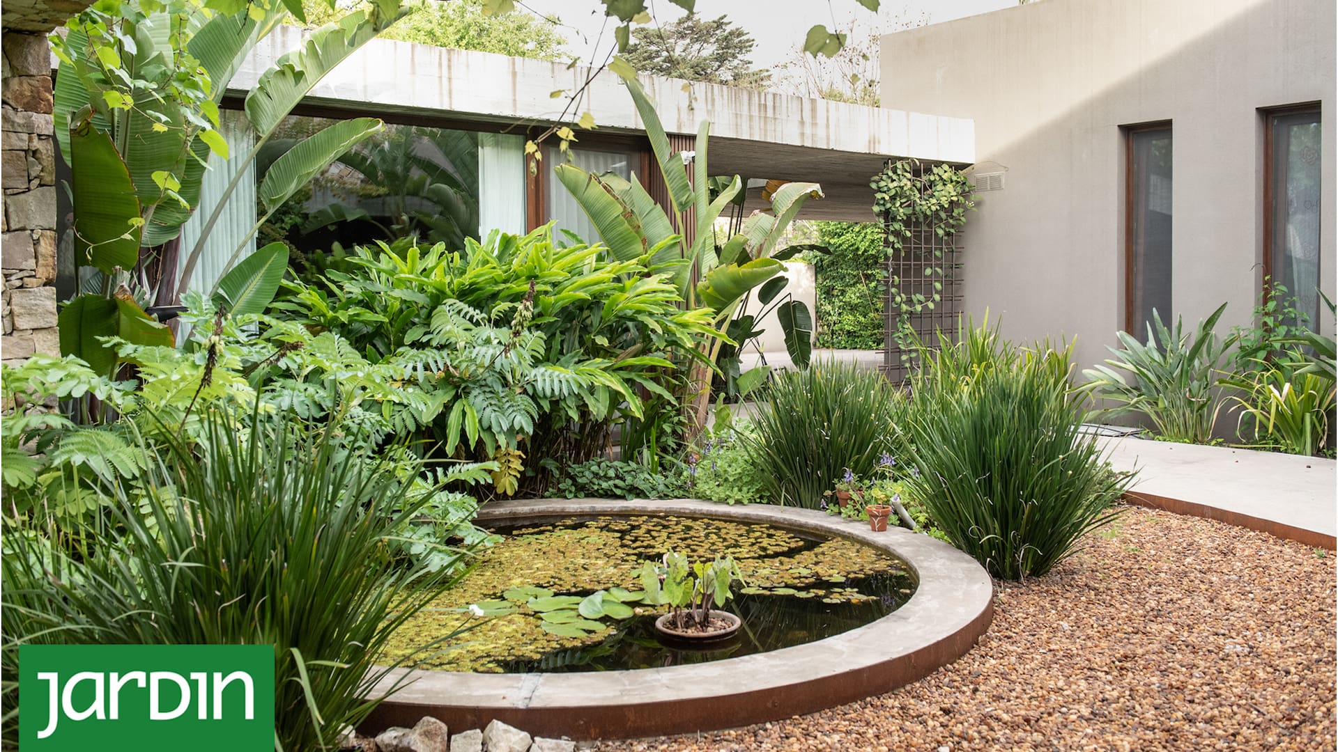 Un jardín con estilo tropical, con espacios integrados y accesibilidad para personas con movilidad reducida