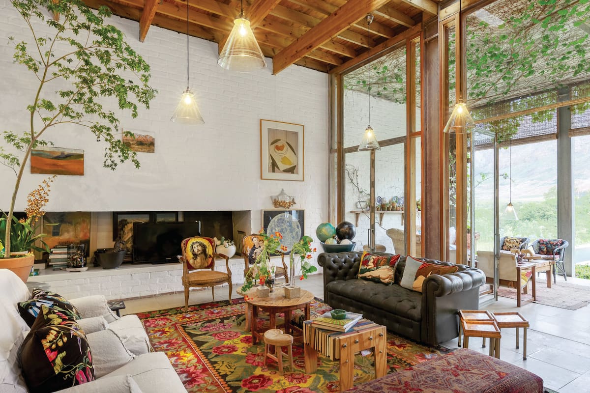 Una casa con esqueleto moderno e interior campestre en Ciudad del Cabo