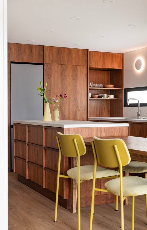 Diseño a medida y electrodomésticos panelables: las claves de la radical transformación de esta cocina integrada