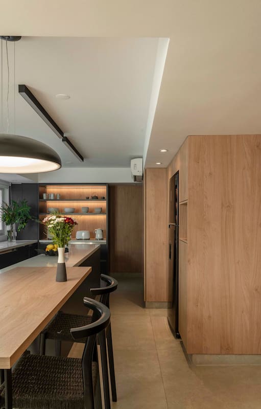 Idearon soluciones ingeniosas para actualizar la cocina de un departamento de los 80