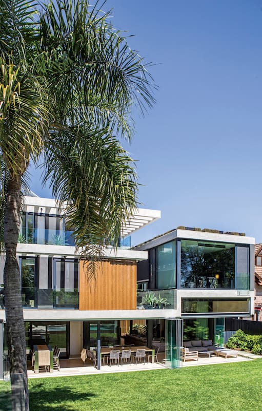 Cambio de vida: Dejaron su chalet urbano por esta casa moderna, sustentable y abierta a la naturaleza