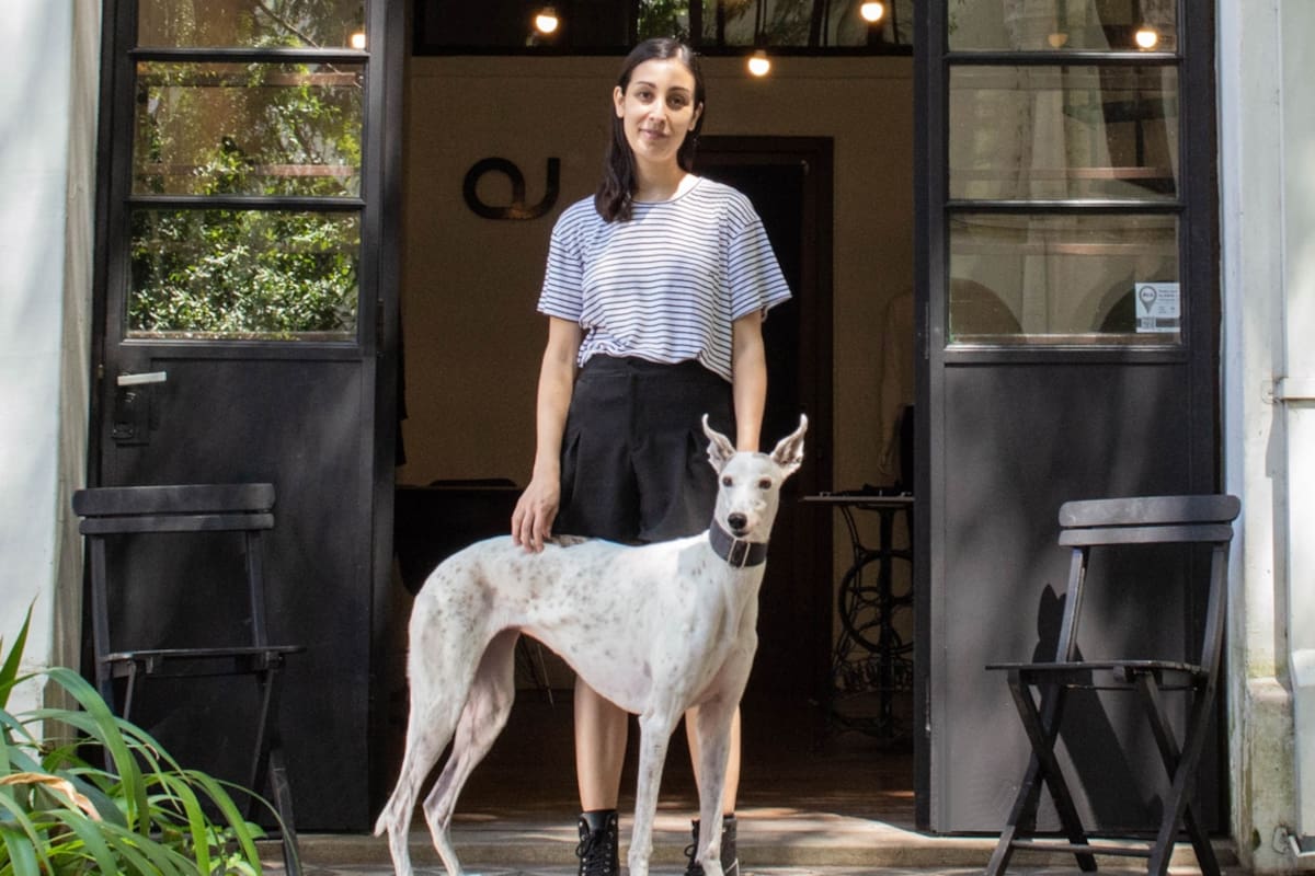 Oasis verde: quiso trabajar en paz y montó su estudio de moda en un monasterio en pleno Microcentro porteño