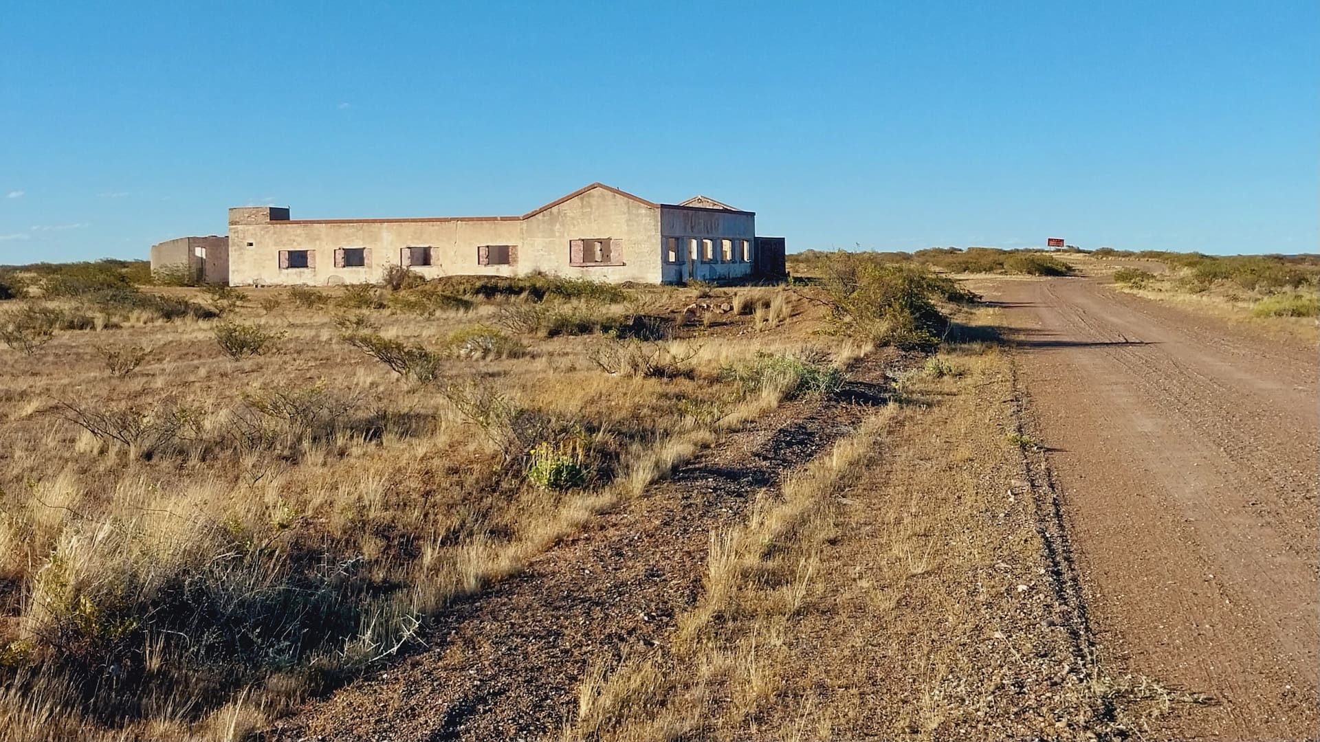 “Somos nosotros tres y nadie más”. Los guardianes de un pueblo costero de la Patagonia que ya no existe