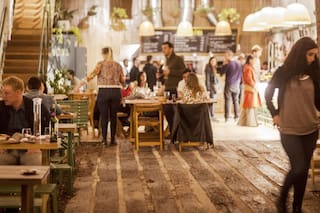 4 restaurantes con patios y jardines para comer al aire libre