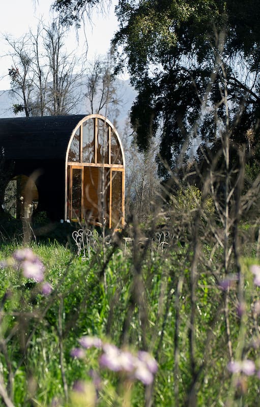 En Valparaíso, un arquitecto construyó una casa de campo que honra la memoria de sus abuelos