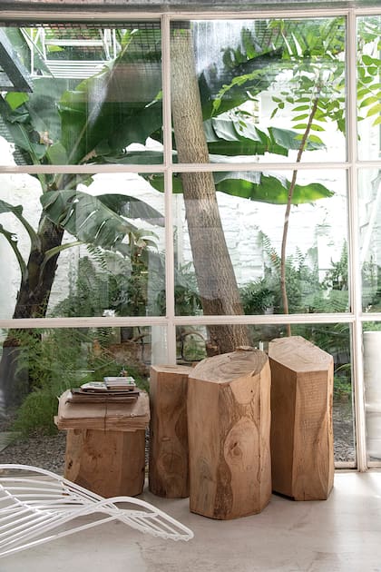 El patio interno se destaca por la frondosidad de los helechos. En el centro, candelabros de madera de incienso.