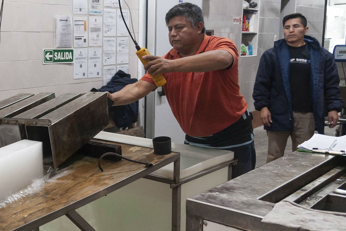 Una vieja fábrica sigue produciendo barras de hielo en el corazón de Floresta