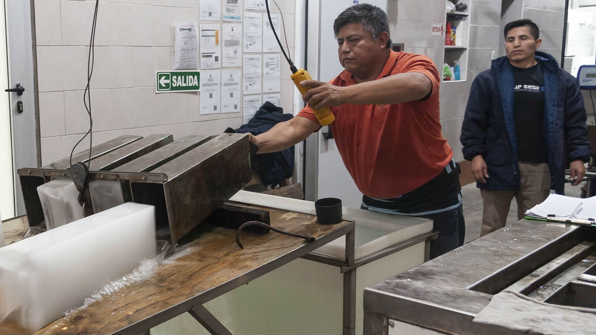 Una vieja fábrica sigue produciendo barras de hielo en el corazón de Floresta