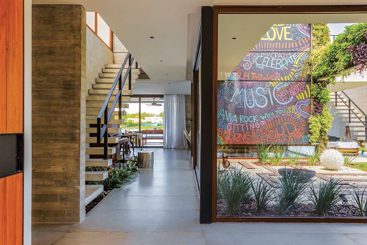 Vistas largas y fuelles verdes. Una casa en Tigre hilvana con personalidad ambientes y entorno