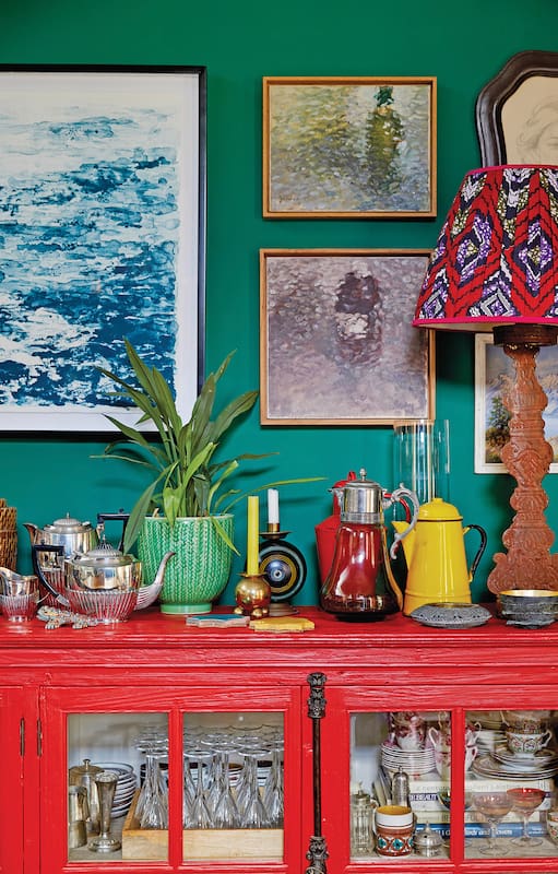 En su casa de Ciudad del Cabo, una diseñadora combina objetos antiguos y colores plenos