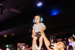 A las raves para bebés se va en familia y, tal vez, con pañales
