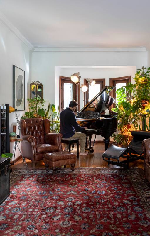 En Olivos, un pianista asumió la reforma total del chalet ferroviario donde vive con su familia y el resultado es genial