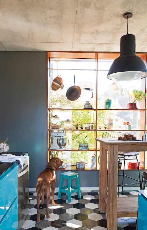 Apuesta al color. Una casa con volúmenes conectados y un paisaje a cada paso