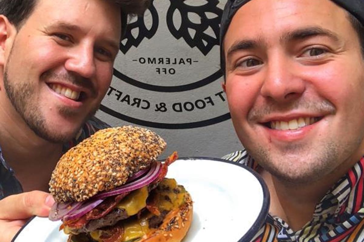 Dejaron Olavarría para vender hamburguesas en Palermo off y revolucionaron el barrio