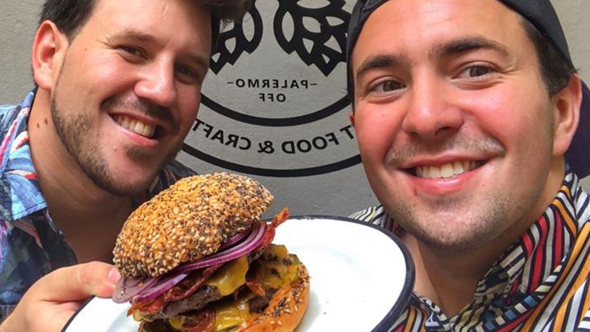 Dejaron Olavarría para vender hamburguesas en Palermo off y revolucionaron el barrio