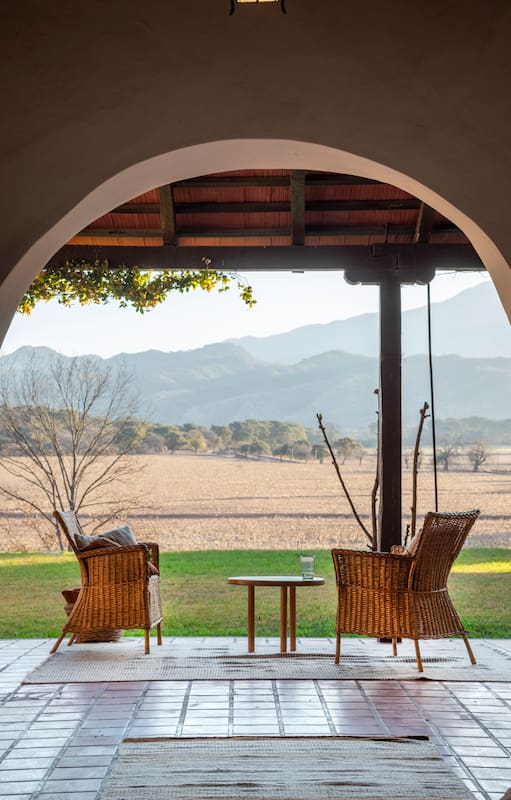 Remodelaron cuidadosamente una antigua estancia jesuítica para convertirla en un sereno hotel de montaña