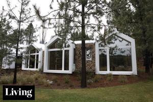 Un arquitecto hizo su casa modular en forma de abanico para que cada ambiente tuviera vista al bosque