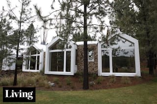 Un arquitecto hizo su casa modular en forma de abanico para que cada ambiente tuviera vista al bosque