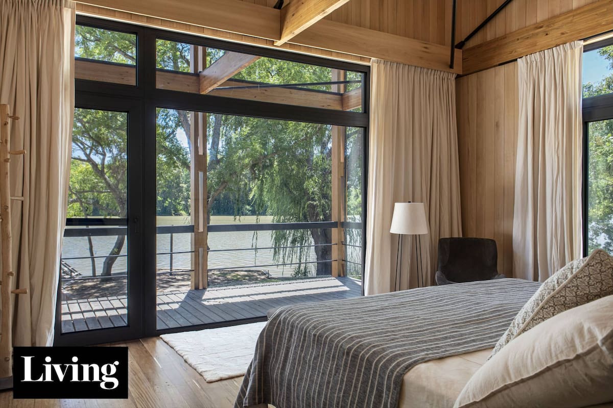 Después de años de alquilar casas de vacaciones en el Delta, una diseñadora decidió construir la suya con espíritu elegante y minimalista