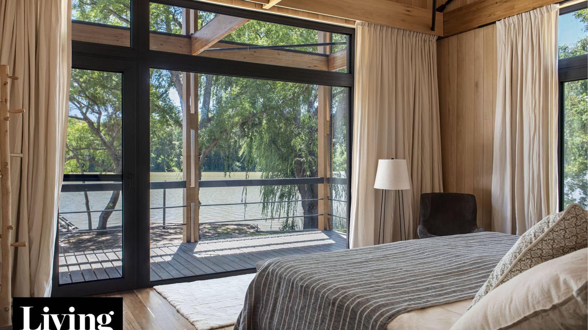 Después de años de alquilar casas de vacaciones en el Delta, una diseñadora decidió construir la suya con espíritu elegante y minimalista