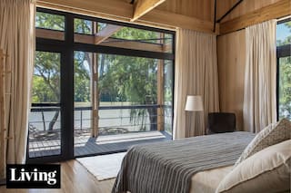 Después de años de alquilar casas de vacaciones en el Delta, una diseñadora decidió construir la suya con espíritu elegante y minimalista