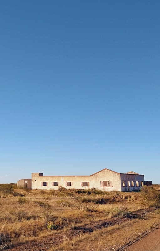 “Somos nosotros tres y nadie más”. Los guardianes de un pueblo costero de la Patagonia que ya no existe