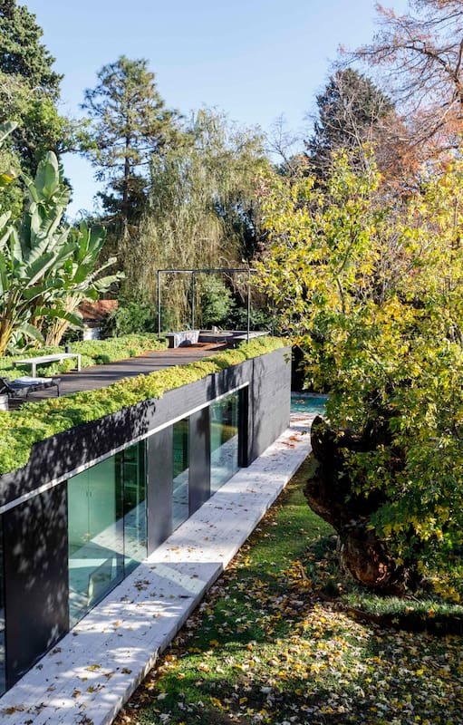 Proyectaron un volumen exclusivo para sus hijos anticipando su adolescencia, y luego sumaron una casita de 18m2 como estudio
