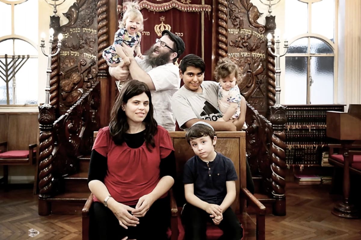 Poco ortodoxos. Los dilemas de una familia religiosa con un hijo adolescente en la era Tik Tok