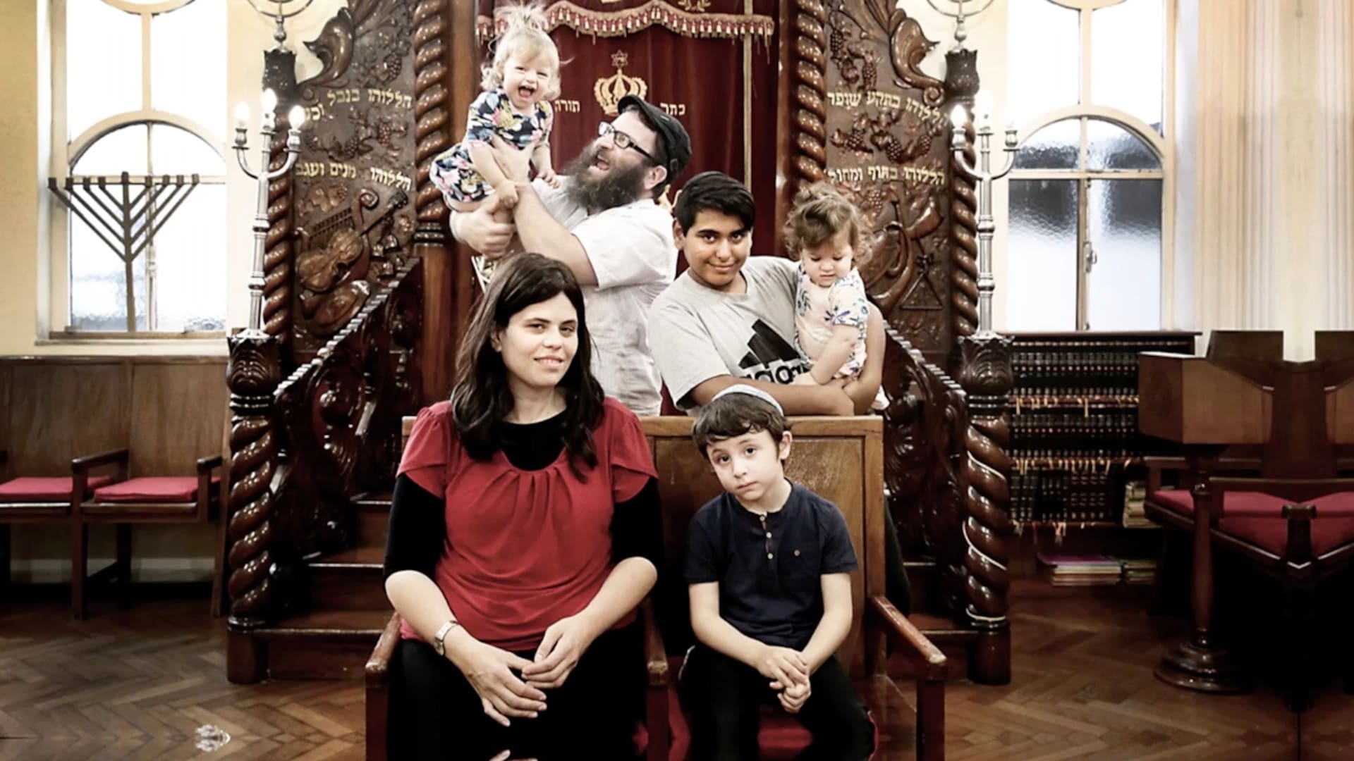 Poco ortodoxos. Los dilemas de una familia religiosa con un hijo adolescente en la era Tik Tok