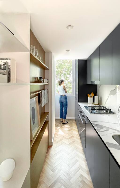 Antes y después. Cambio de límites y materiales para reformar una cocina angosta y anticuada