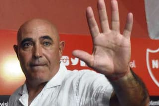 Se fue Juan Manuel Llop de Newell’s: ya pasaron 17 entrenadores en 16 fechas