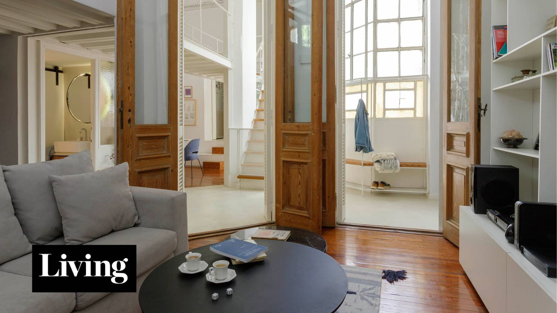 Un departamento centenario se convirtió en loft minimalista sin perder su encanto de época