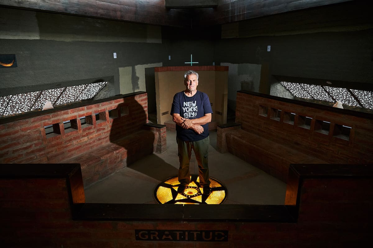El artista que vive bajo tierra y construyó un singular templo para el vino al pie de las sierras