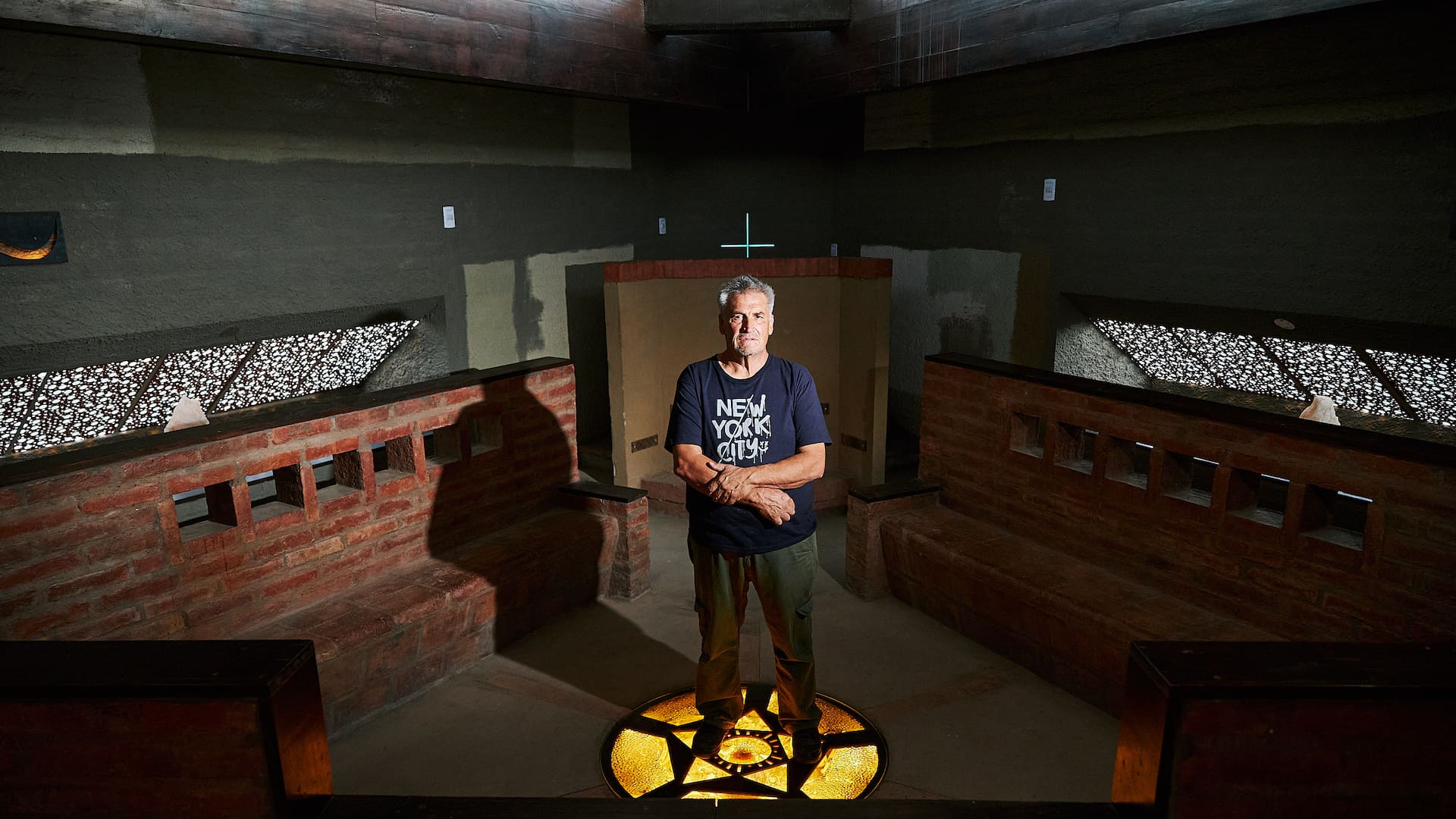 El artista que vive bajo tierra y construyó un singular templo para el vino al pie de las sierras