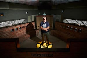 El artista que vive bajo tierra y construyó un singular templo para el vino al pie de las sierras