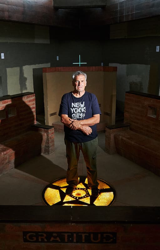 El artista que vive bajo tierra y construyó un singular templo para el vino al pie de las sierras
