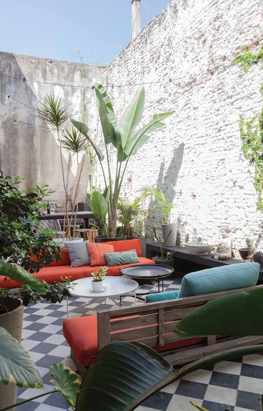 Cómo se integraron estos patios y jardines al interior usando aberturas y pisos adecuados