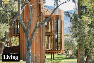 Entre montañas y viñedos, esta estilizada cabaña de madera se posa en el paisaje casi sin tocarlo