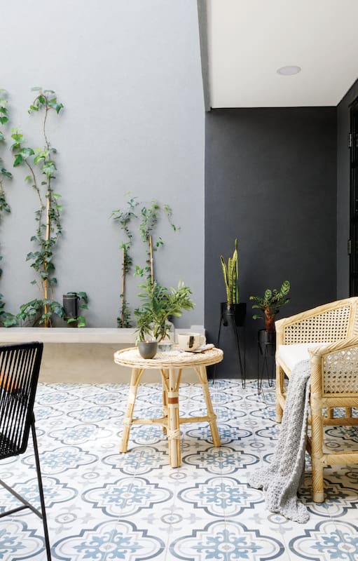 Comprar el PH vecino les permitió quedarse en la casa que amaban, ampliarse al ritmo de su familia y tener un patio que lo ilumina todo