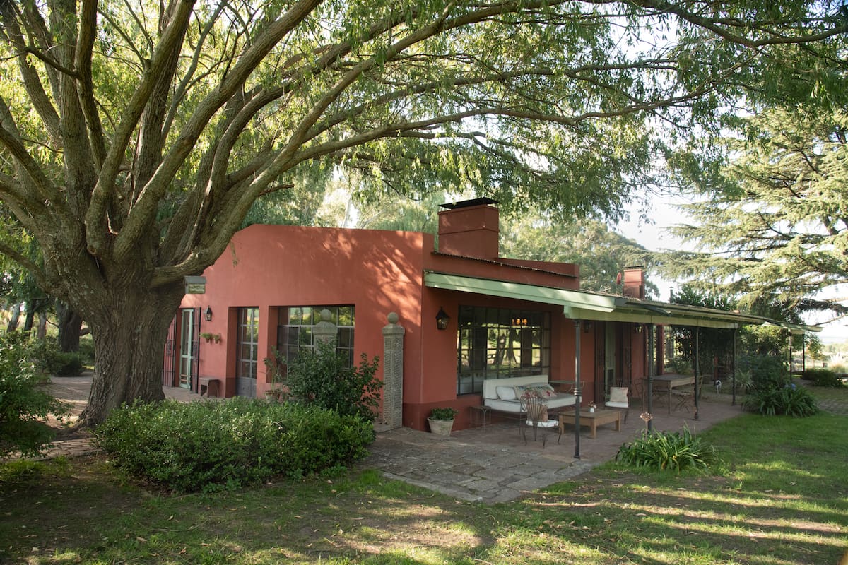 Un casa de estilo campero en Tandil con un jardín diseñado para disfrutar