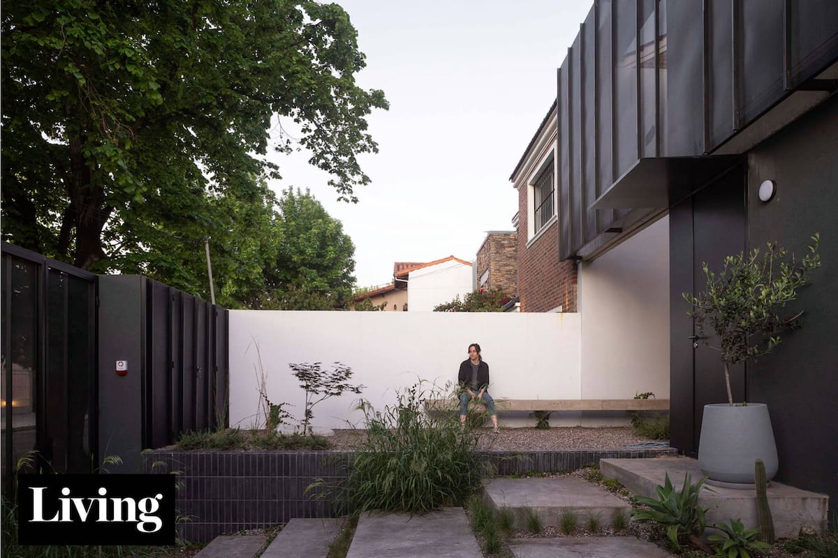 Gracias a un original frente velado, esta casa de Vicente López tiene contacto con el exterior sin perder privacidad ni seguridad