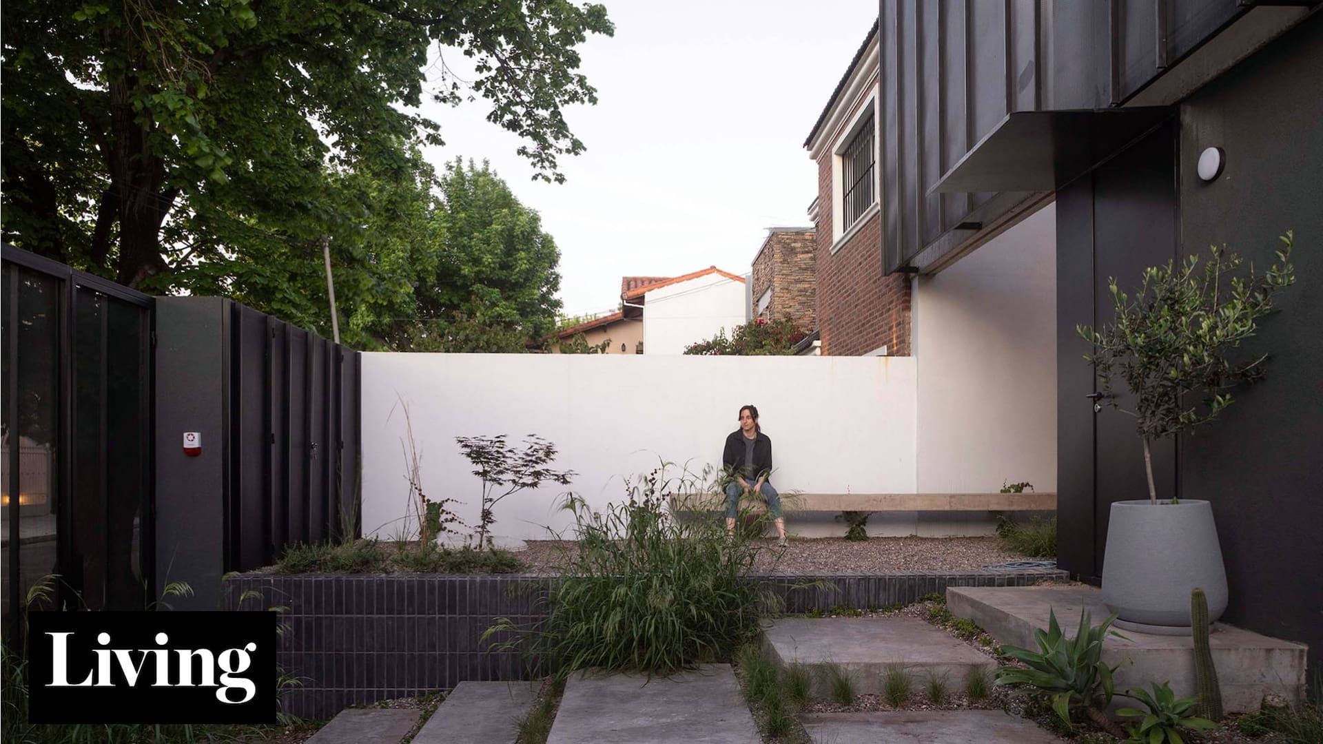 Gracias a un original frente velado, esta casa de Vicente López tiene contacto con el exterior sin perder privacidad ni seguridad