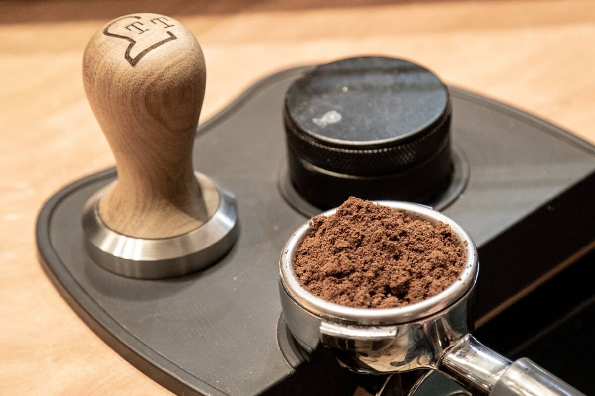 Amantes del café: una pareja creó un negocio impensado con una herramienta usada por baristas