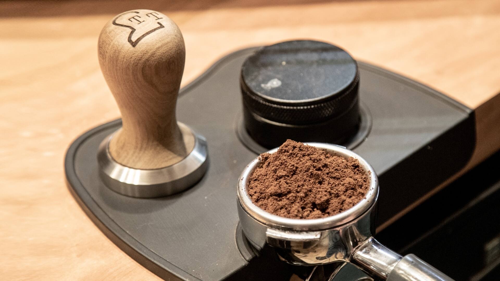 Amantes del café: una pareja creó un negocio impensado con una herramienta usada por baristas