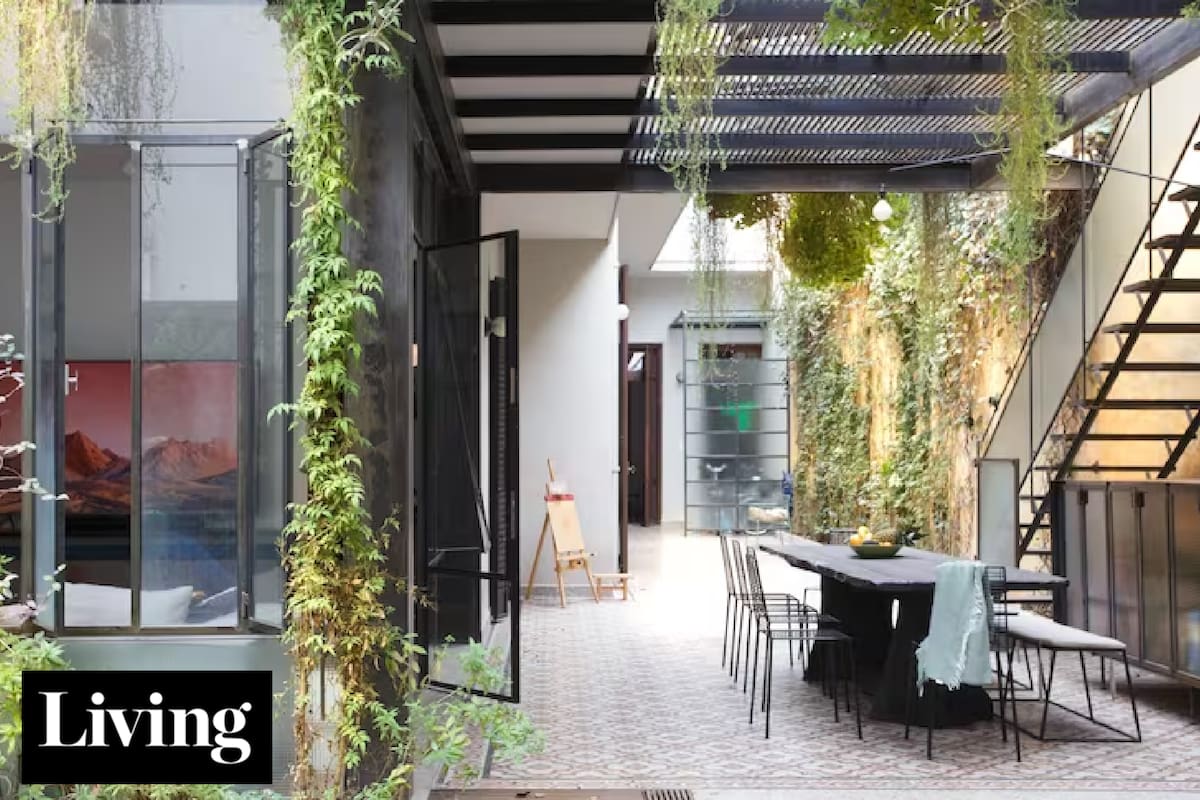 Cómo se integraron estos patios y jardines al interior usando aberturas y pisos adecuados