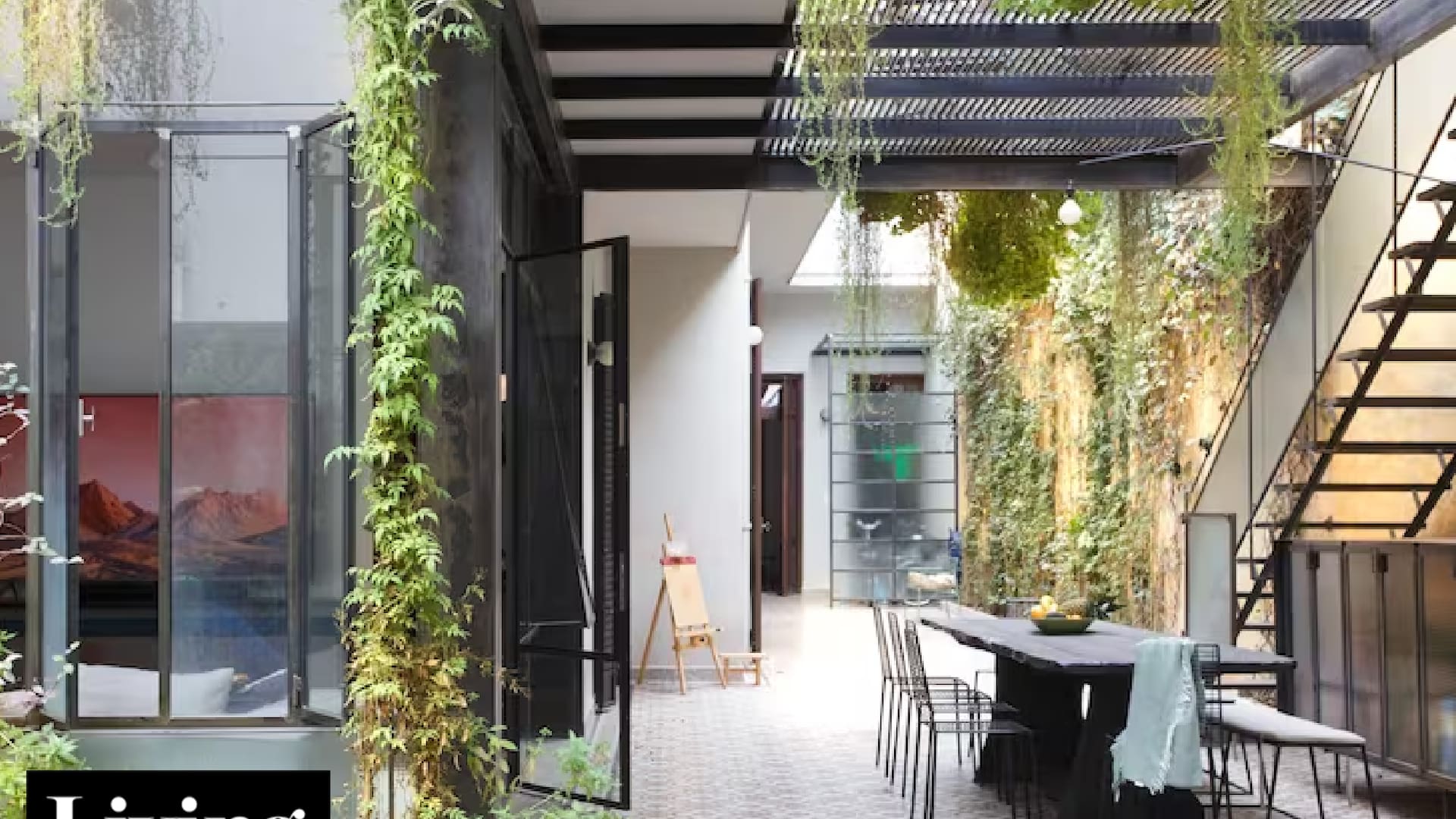 Cómo se integraron estos patios y jardines al interior usando aberturas y pisos adecuados
