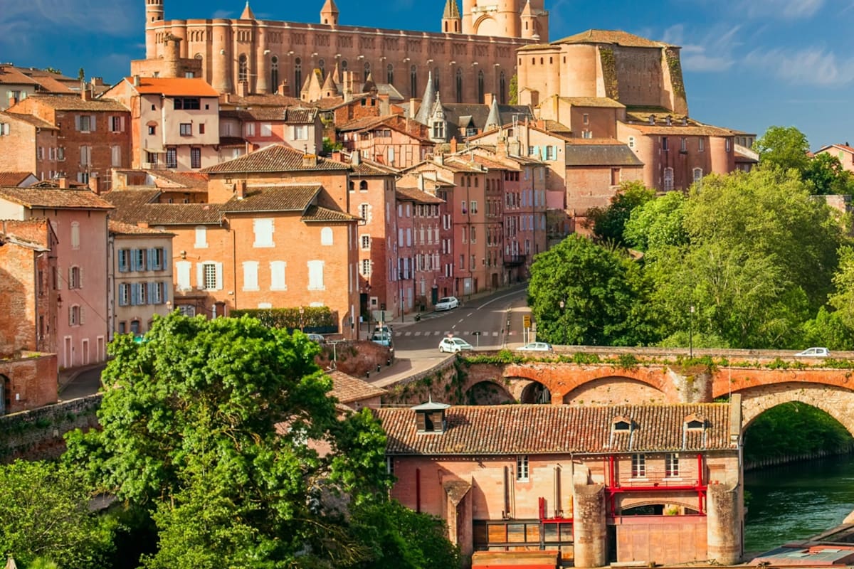 Albi, la curiosa ciudad francesa donde las construcciones son rojas