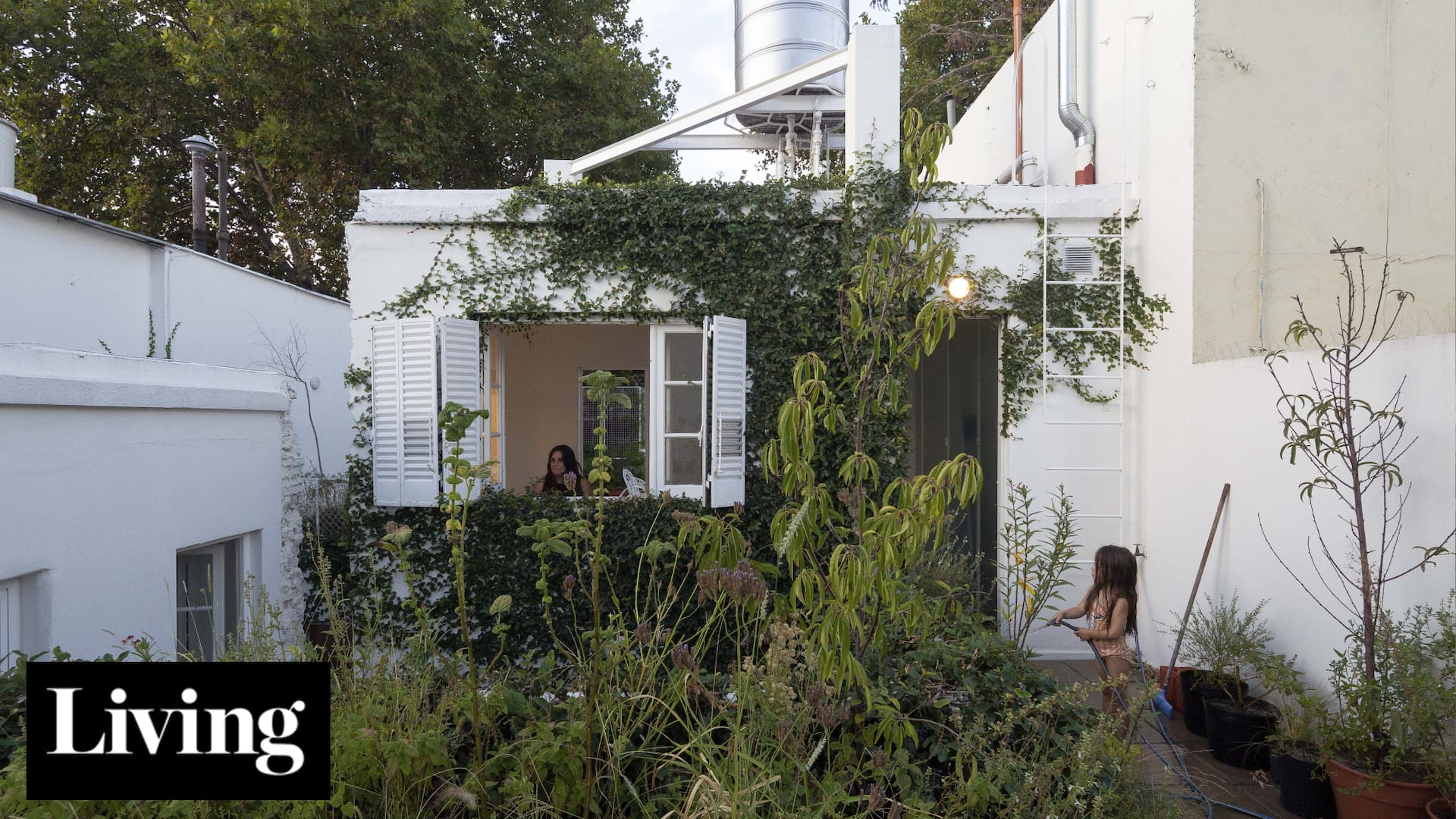 Unió dos PH de los años 50 en Parque Chas y logró una casa con menos presupuesto y más verde del que esperaba