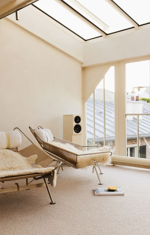 Recorremos un departamento parisino que se inspira en los barcos, el Art Nouveau y el Modernismo