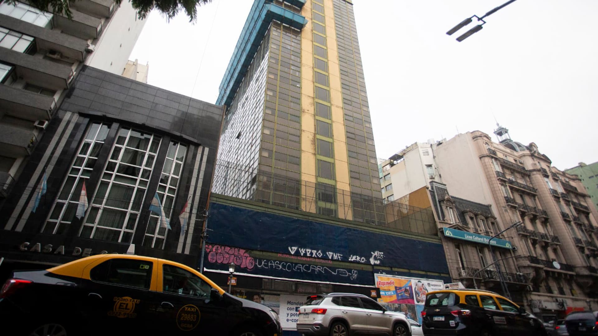 El hotel cinco estrellas de 20 pisos, que se construyó para el Mundial 78, y hoy, tapiado, aguarda su próximo destino